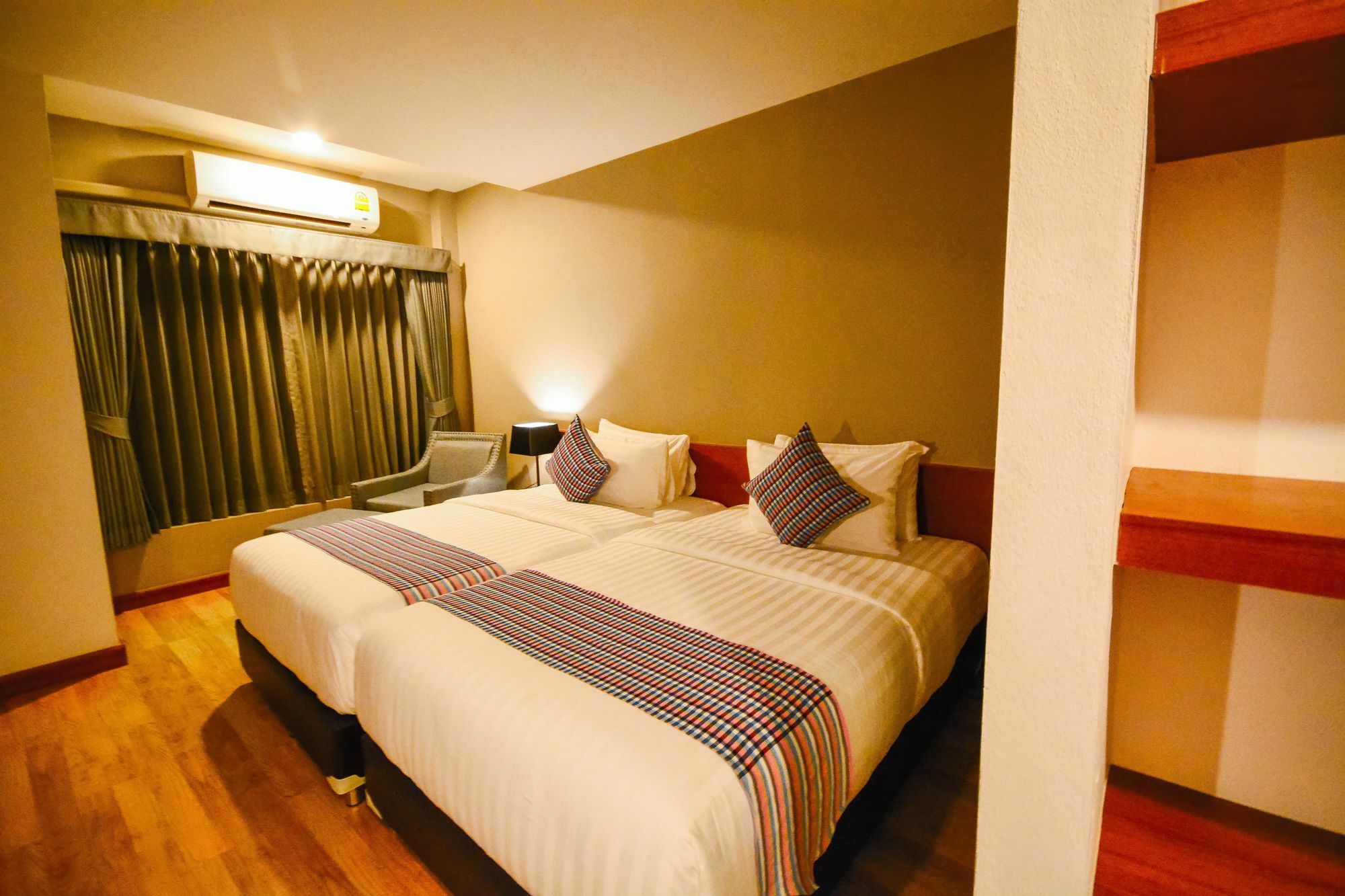 Comet Hotel Surat Thani Exterior photo